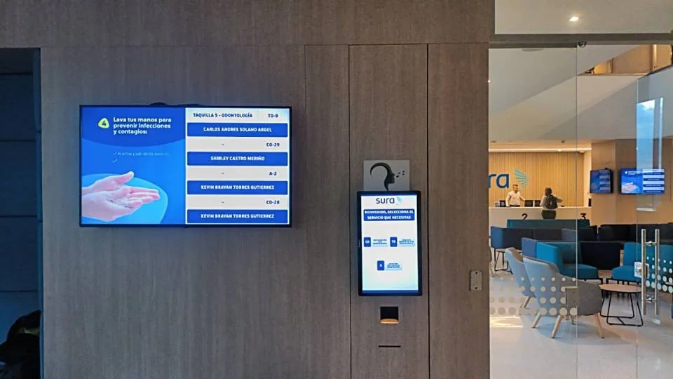Intégration d'affichage dynamique avec des conseils de santé et une borne murale pour accélérer l'accueil des patients