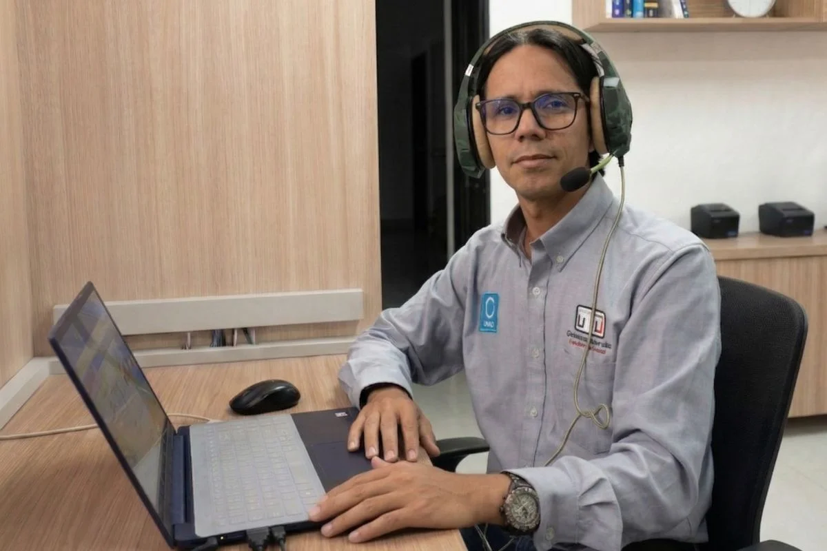 Técnico de suporte especializado com fone de ouvido